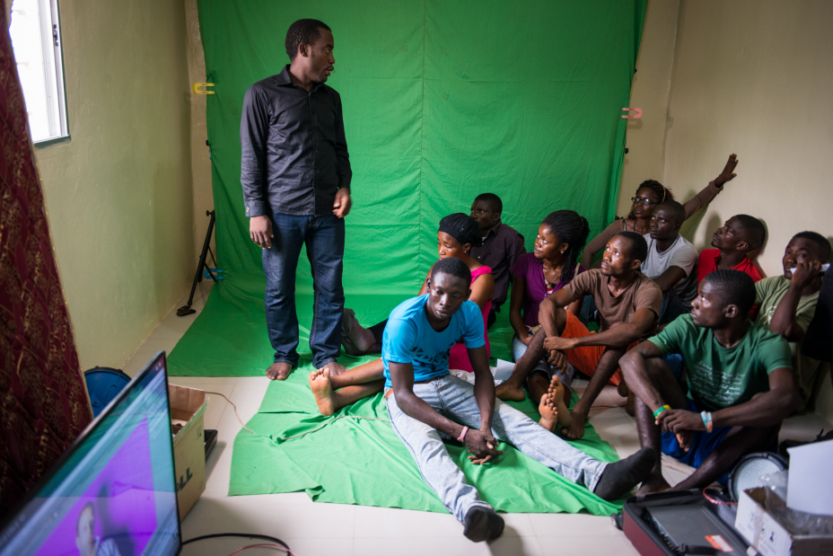 Divine Key Anderson (left) teaches a class about the use of a green screen in film making at the Liberia Film Institute on May 6, 2015. (Photo by Jim Tuttle / Accountability Lab)